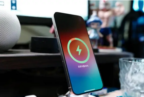 万源苹果15换屏服务分享用什么充电器给iPhone15充电更好 